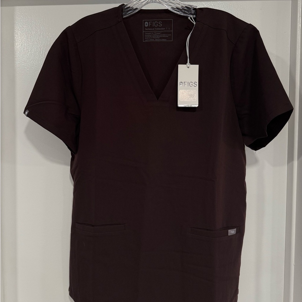 FIGS THREE POCKET SCRUB TOP